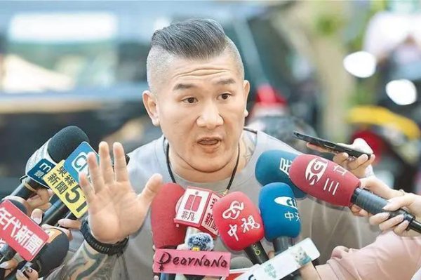 泽峰资本 馆长：国民党和民众党就是战友，要紧密到让民进党瑟瑟发抖